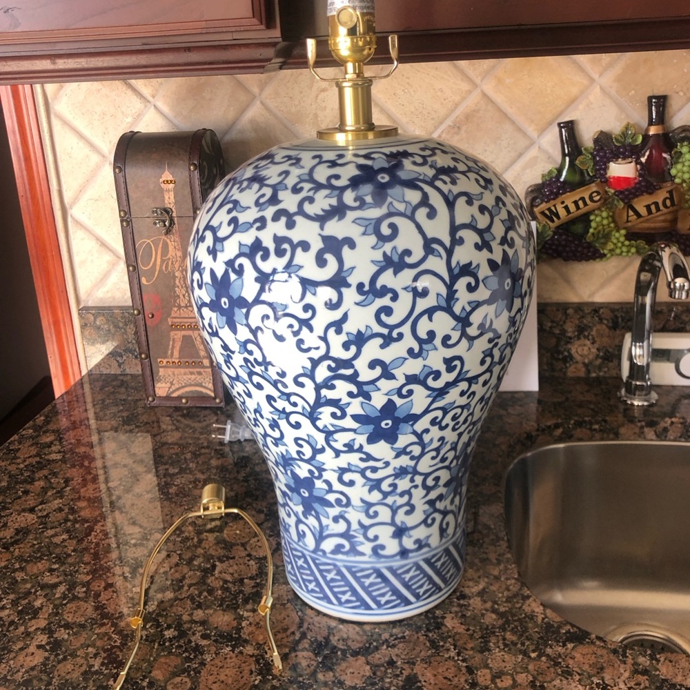 Blue and white pattern porcelain table lamp
